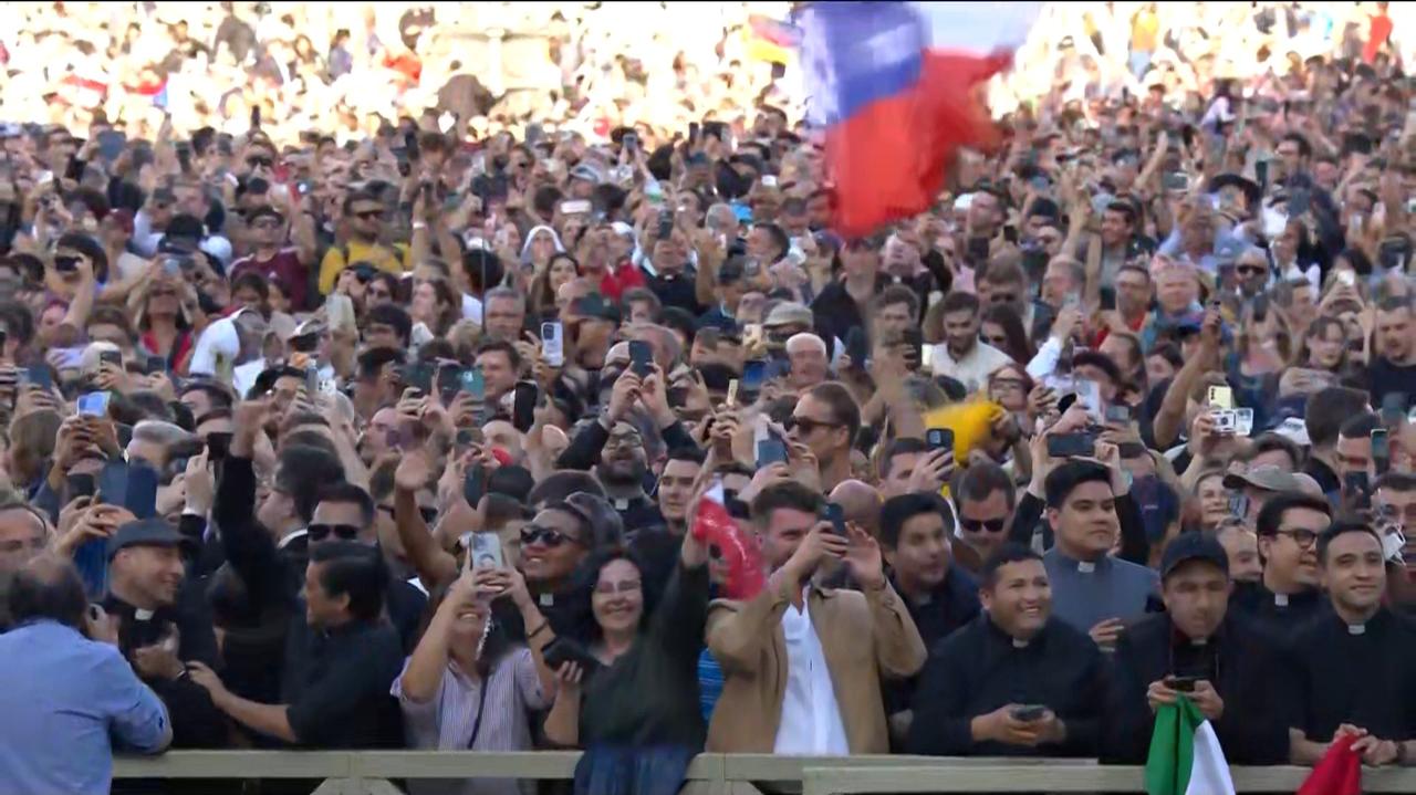 Biały dym. Tak zareagował tłum na placu Świętego Piotra