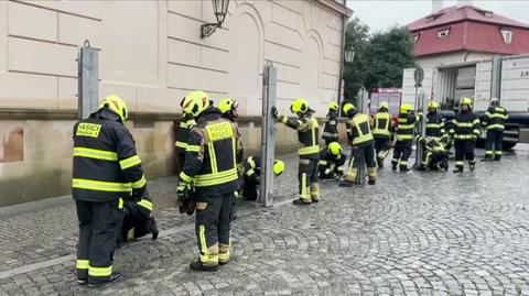 Czechy, Praga. Trwają przygotowania do gwałtownych, ulewnych deszczy i możliwych powodzi