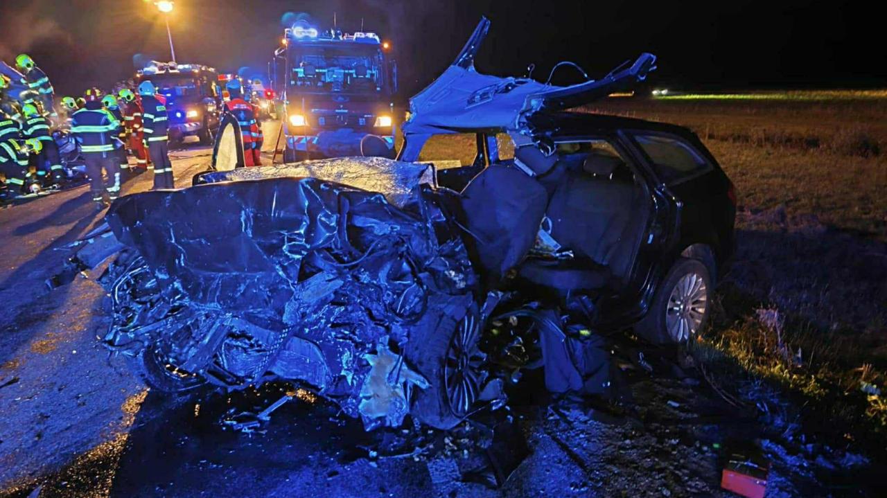Samochód rozerwany na strzępy. Nie żyje sześć osób