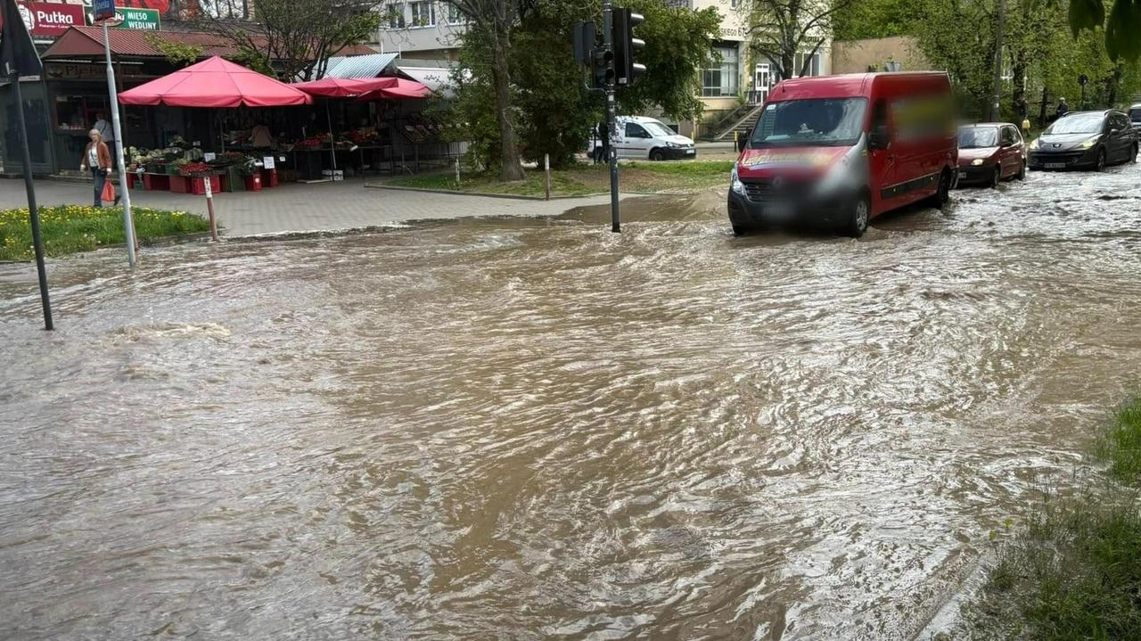Ogromna awaria wodociągowa. Ulicami płynie rzeka