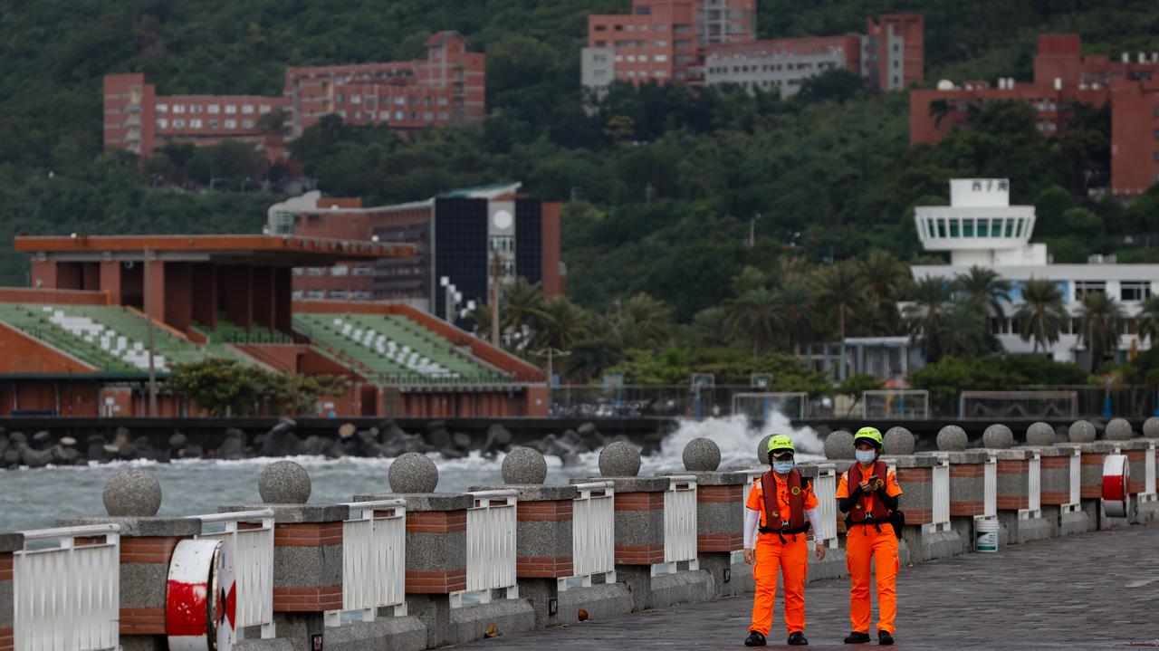 Kolejne ewakuacje i zamknięte szkoły. Jest apel, by nie wychodzić na plaże