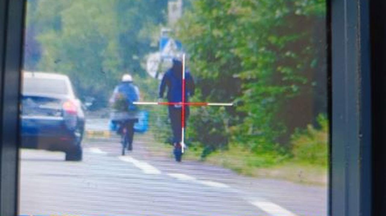 Jechał hulajnogą prawie 60 km/h. Dostał dwa mandaty