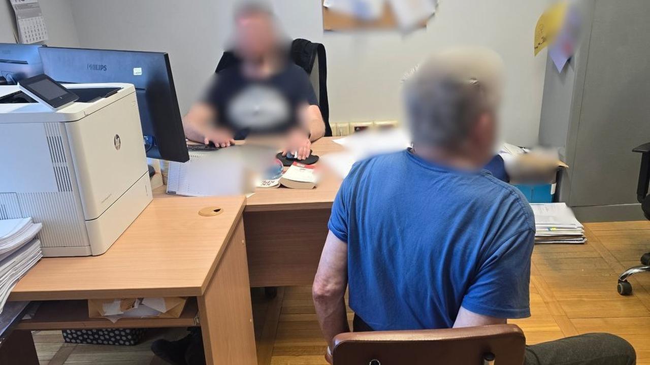 Mężczyzna uduszony koszulką. Koledzy próbowali upozorować samobójstwo kolegi. Zarzuty