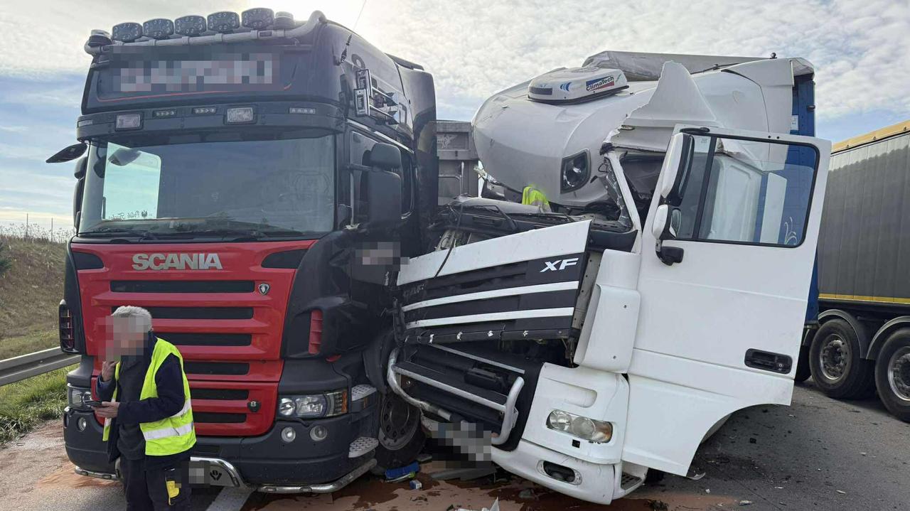 Zderzenie ciężarówek na A1. Trasa w kierunku Gdańsk zablokowana