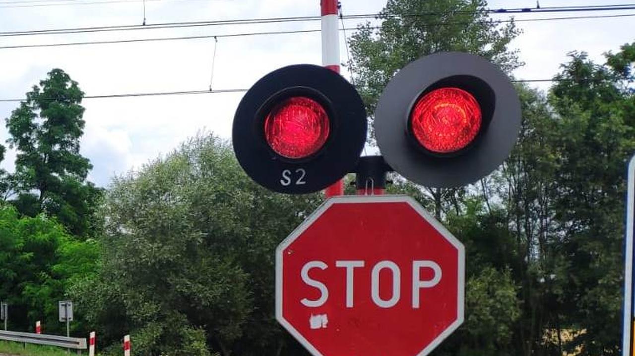 Utknął na torowisku, pociąg już nadjeżdżał