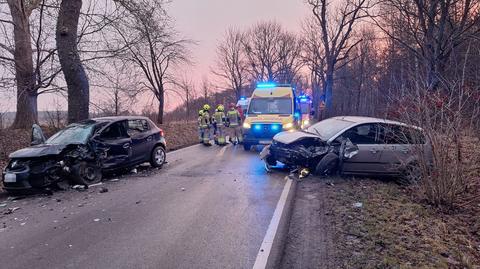 Czołowe zderzenie dwóch samochodów za miejscowością Klęcinko (woj. pomorskie)