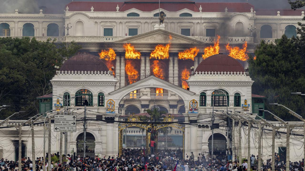 Antyrządowe zamieszki w Nepalu. Demonstranci podpalili parlament