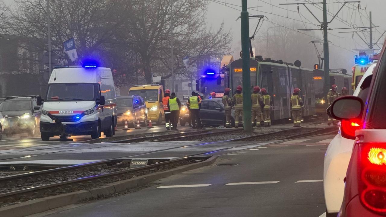 Zderzenie z tramwajem. Kobieta zakleszczona w aucie