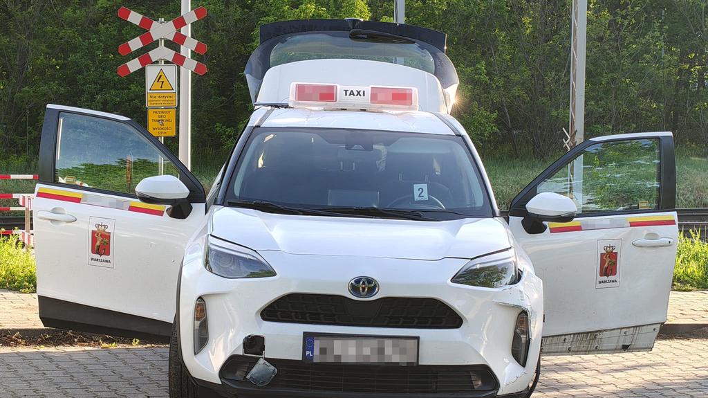 Samochód blokował tory kolejowe