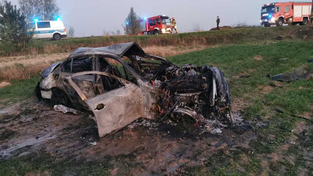 Auto spłonęło po uderzeniu w przepust