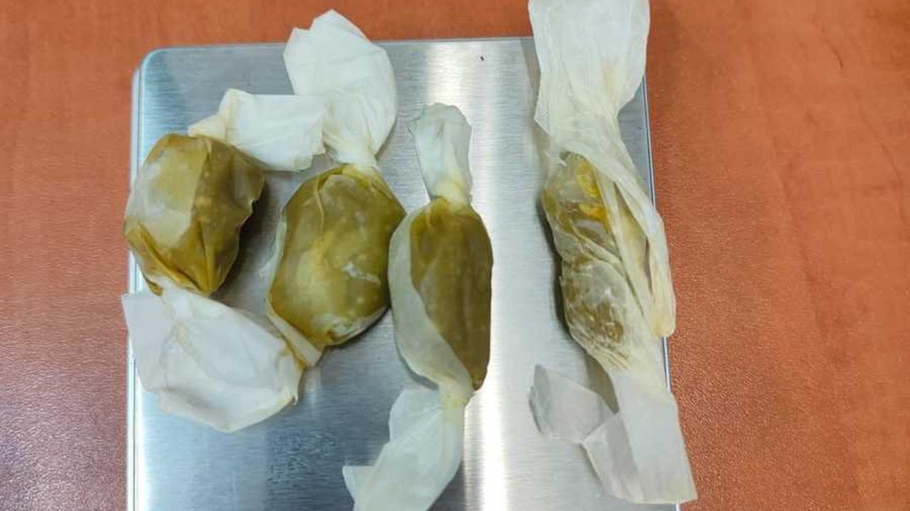 Wpadł przez nerwowe zachowanie. Za "cukierki" stanie przed sądem