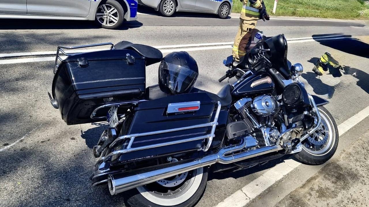 Zjechał motocyklem na przeciwległy pas i zderzył się z autem