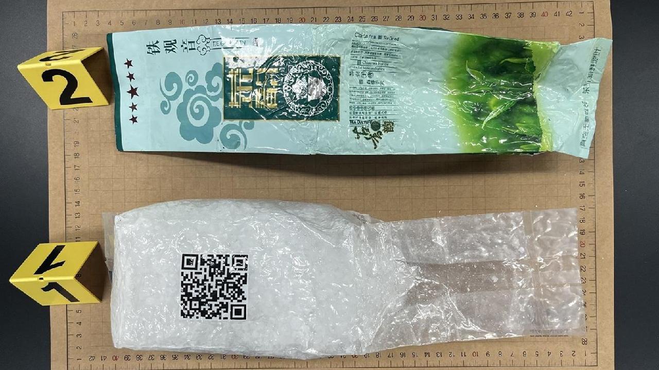 Torebki wyglądające jak herbata wypływają na plaży. W środku narkotyki