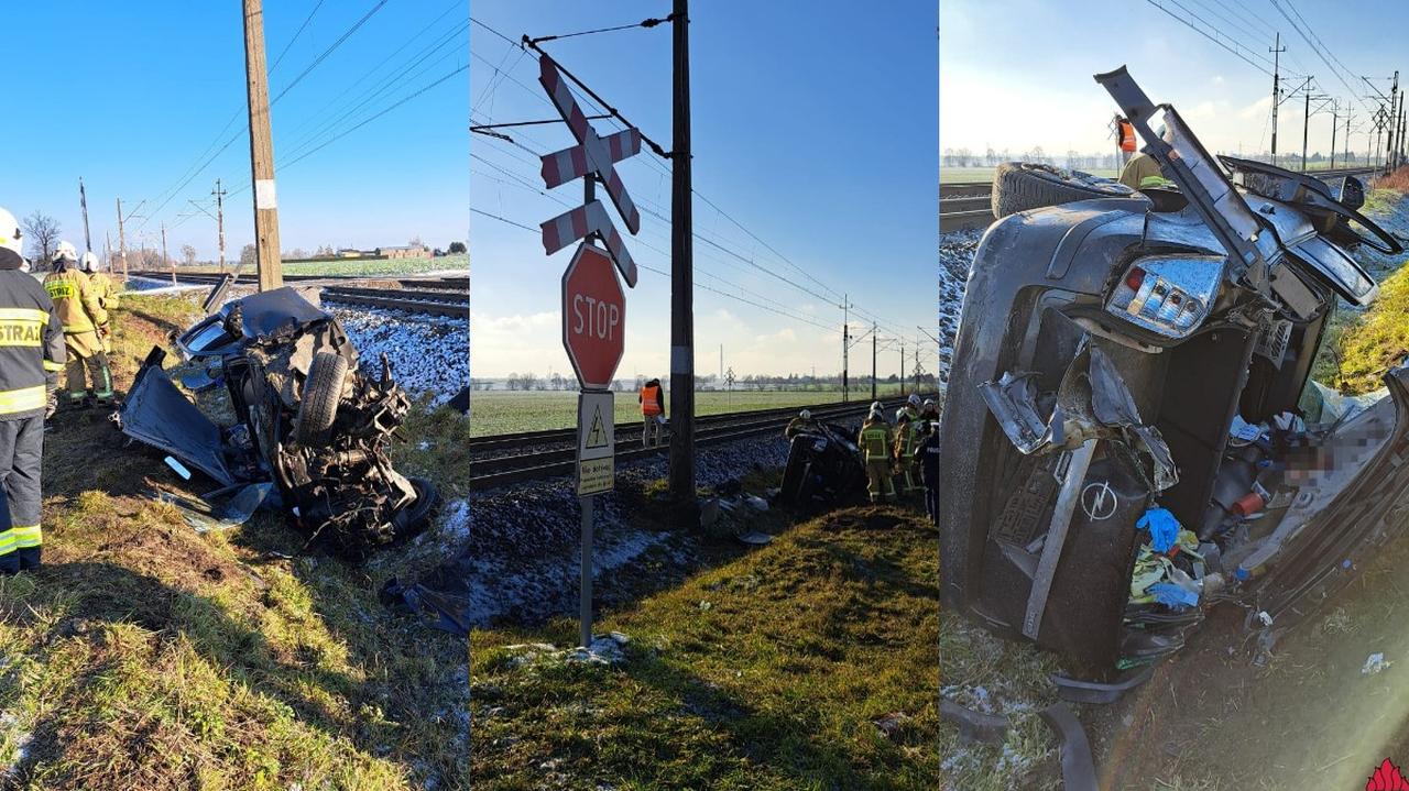 Kierowca wjechał pod pociąg. Zniszczone auto wylądowało w rowie