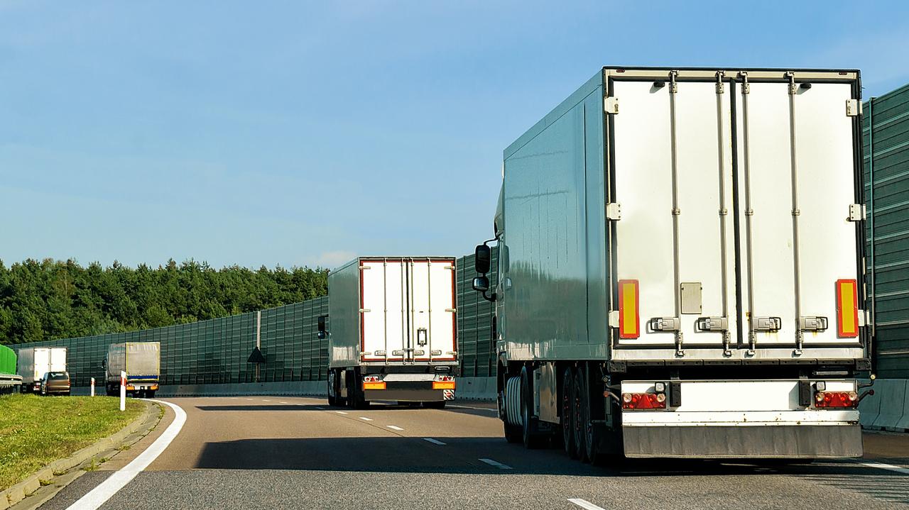 Dino i cztery firmy transportowe z zarzutami. "Mogli mieć utrudnioną zmianę pracodawcy"