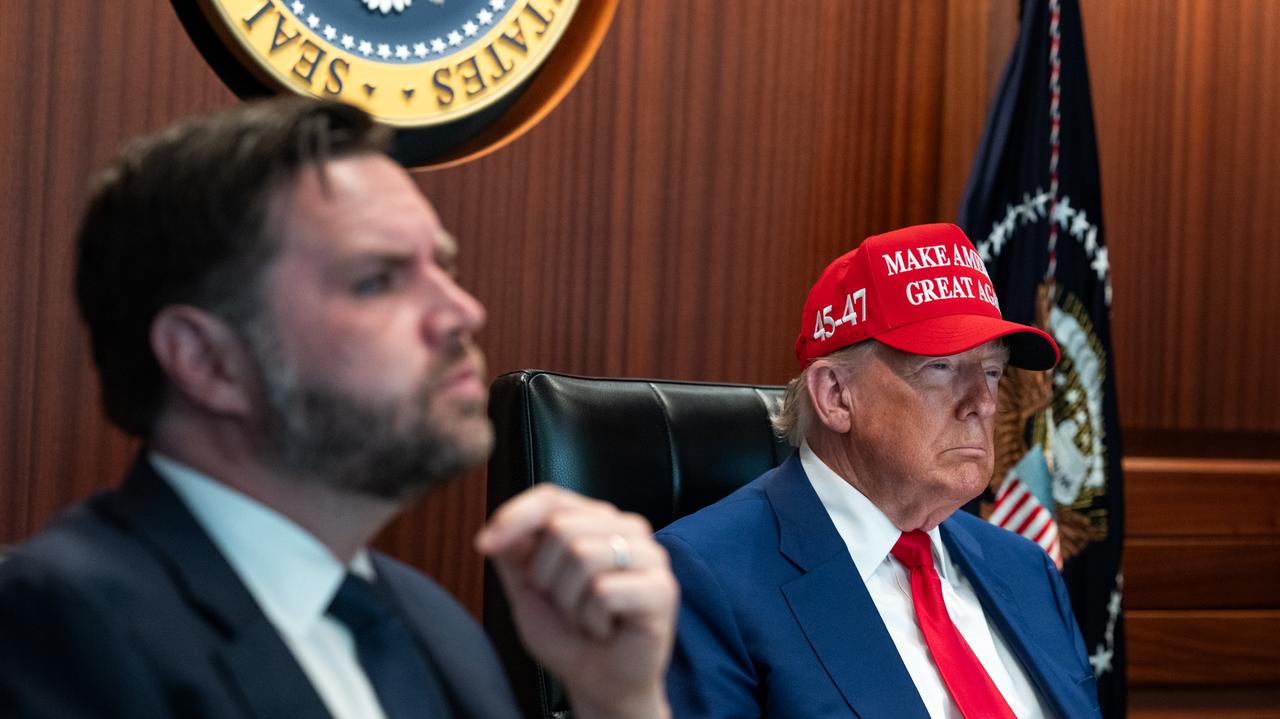Trump z doradcami w pokoju dowodzenia. Biały Dom pokazał zdjęcia