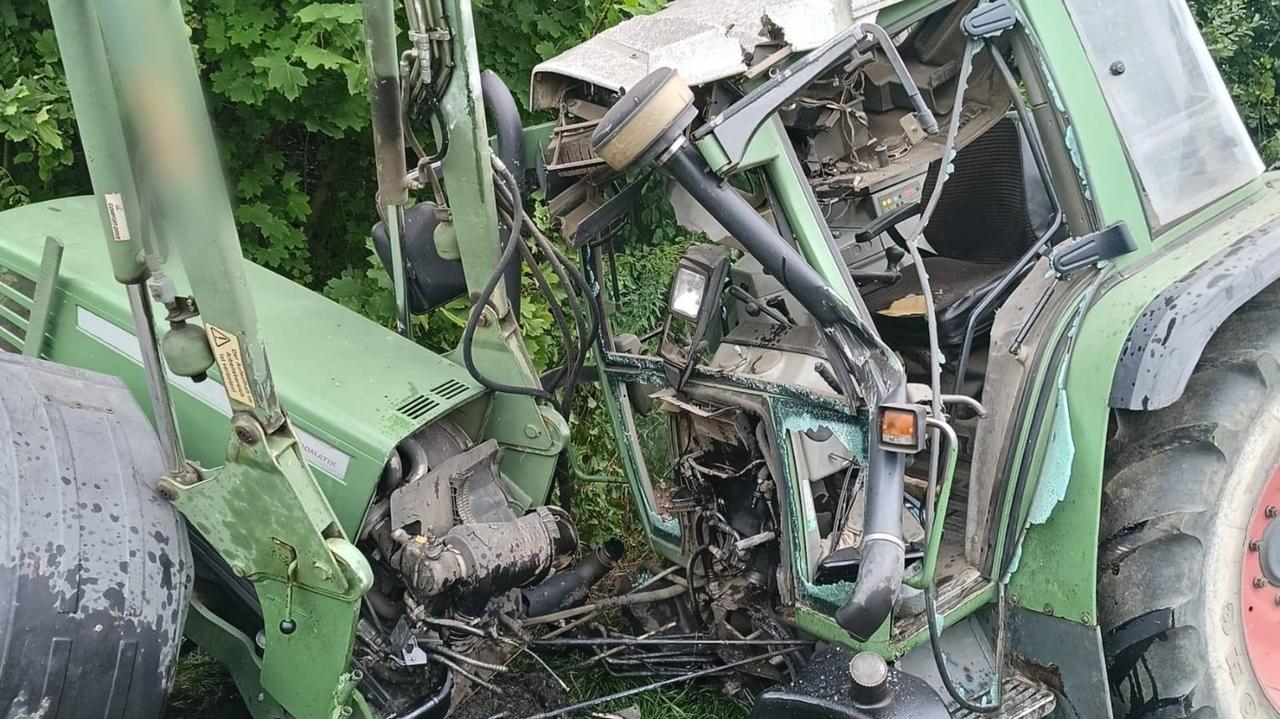 Traktor zahaczył o wiadukt kolejowy. Kierowca ukarany mandatem