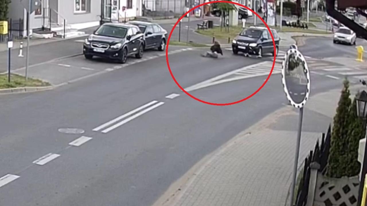 14-latka na hulajnodze potrącona przez samochód. Nagranie