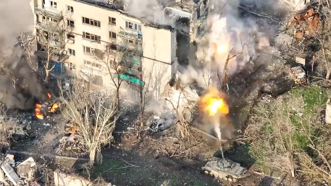 Mariupol.  Tancul rus a bombardat un bloc de apartamente.  Inscrie-te
