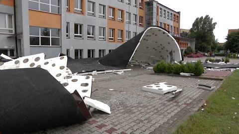 Zerwany dach szkoły w Myszkowie w województwie śląskim