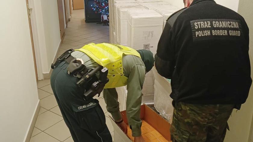 Funkcjonariusze podkarpackiej Krajowej Administracji Skarbowej i Straży Granicznej przechwycili nielegalny transport leków