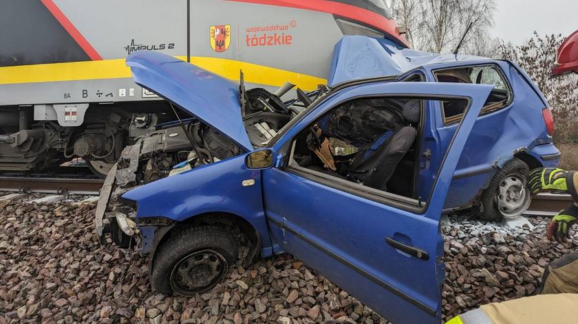 Wypadek na przejeździe kolejowym. Nie żyje kierowca samochodu, w którego wjechał pociąg