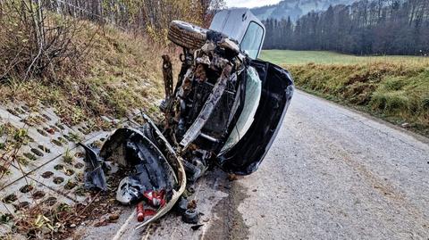 Pędził wąską drogą. Gdy najechał na górkę, pojazd obrócił się i dachował