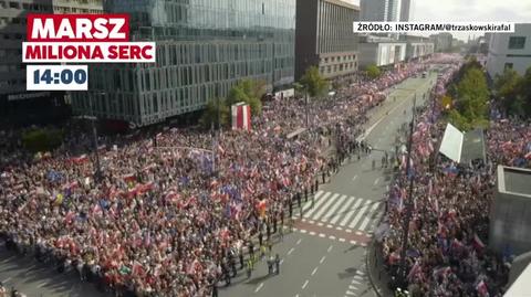 Marsz Miliona Serc. Skrzyżowanie ulicy Marszałkowskiej i Świętokrzyskiej