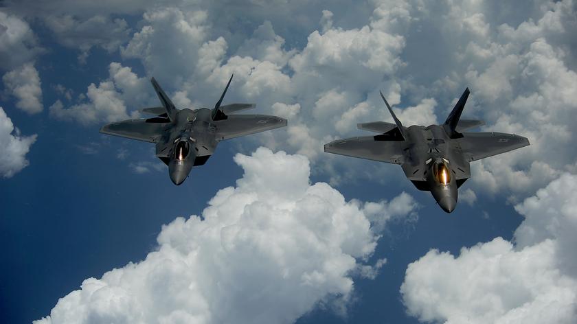 Sześć amerykańskich myśliwców F-22 wysłanych do Polski. Relacja reportera TVN24