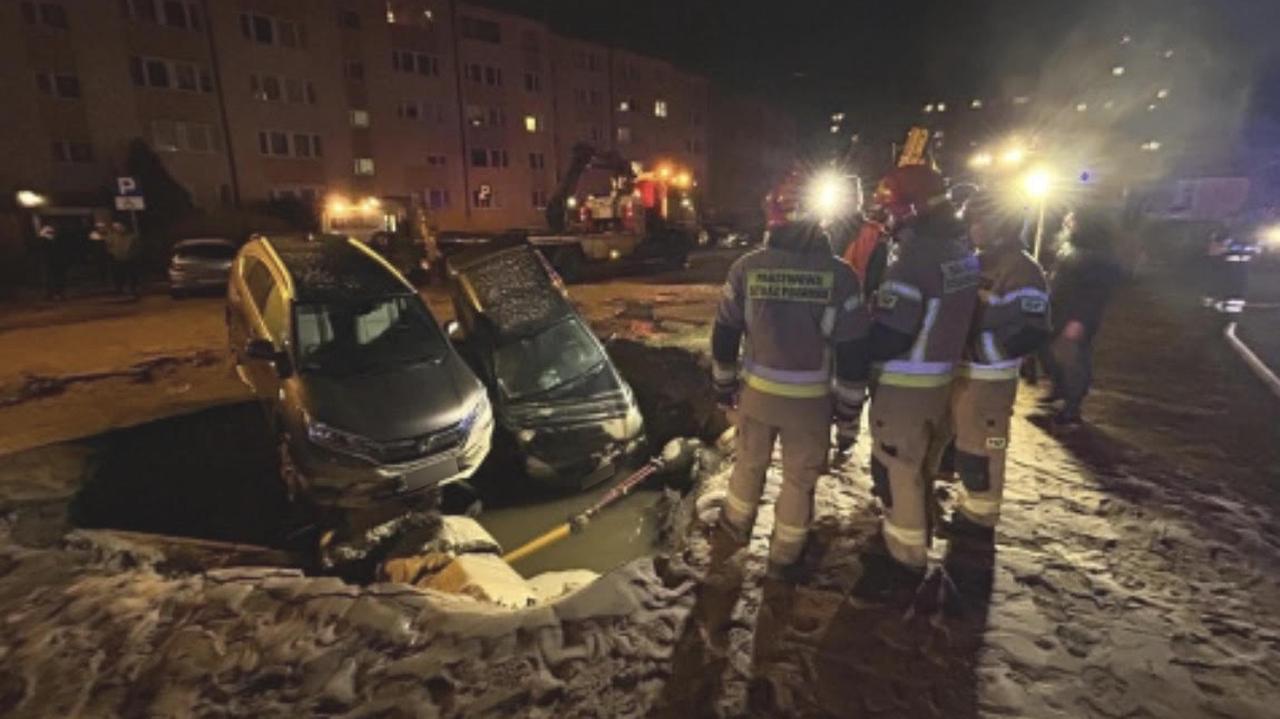 Bydgoszcz. Ulica zapadła się pod samochodami. Awaria sieci wodociągowej