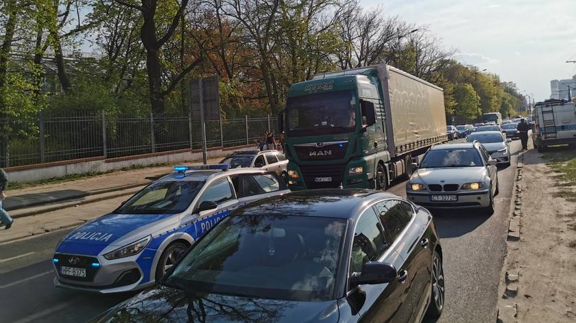 Pijany kierowca zasnął za kierownicą i zablokował ulicę w Łodzi (materiał z 12.05.2022)
