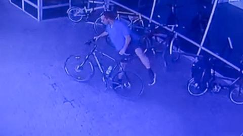 Moment kradzieży roweru przy ulicy Głębockiej. Policja szuka tych osób