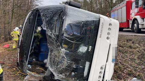 Wypadek autokaru w Łopienniku Podleśnym. Wśród poszkodowanych są dzieci (materiał z 2 stycznia 2021 roku)