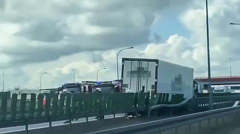 Tir przebił bariery na autostradzie A2