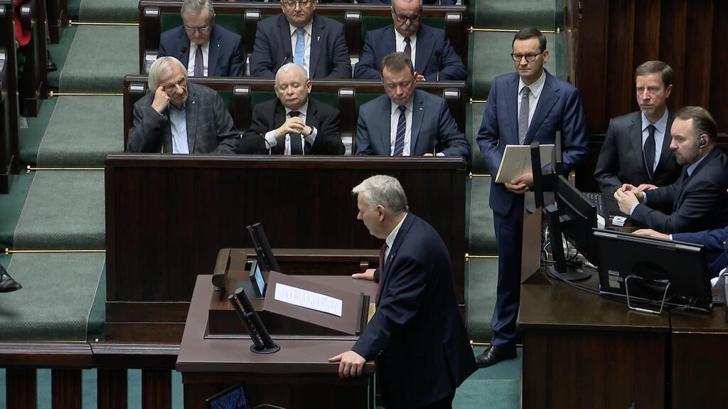Morawiecki czeka, Suski przemawia