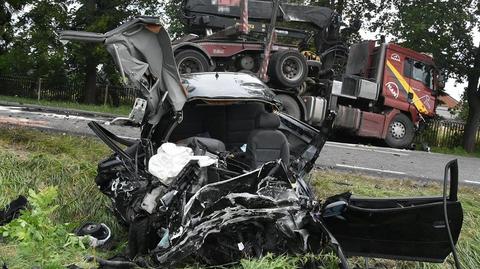 Nie żyje 38-letni kierowca, którego samochód czołowo zderzył się z ciężarówką