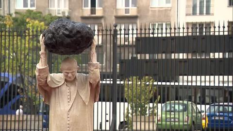 Kontrowersyjna rzeźba papieża stanęła przed Muzeum Narodowym