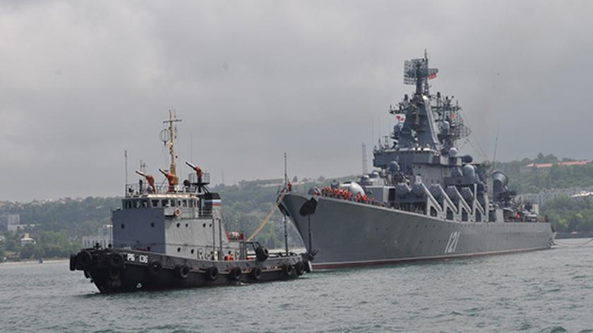 Ćwiczenia na Morzu Czarnym z udziałem krążownika Moskwa. Wideo z 18 lutego  