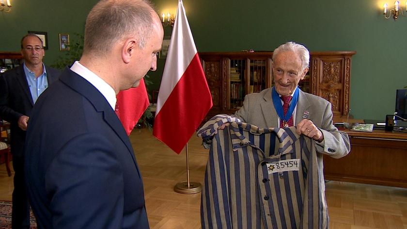 Ocalały z Holocaustu Edward Mosberg uhonorowany przez prezydenta (wideo archiwalne)