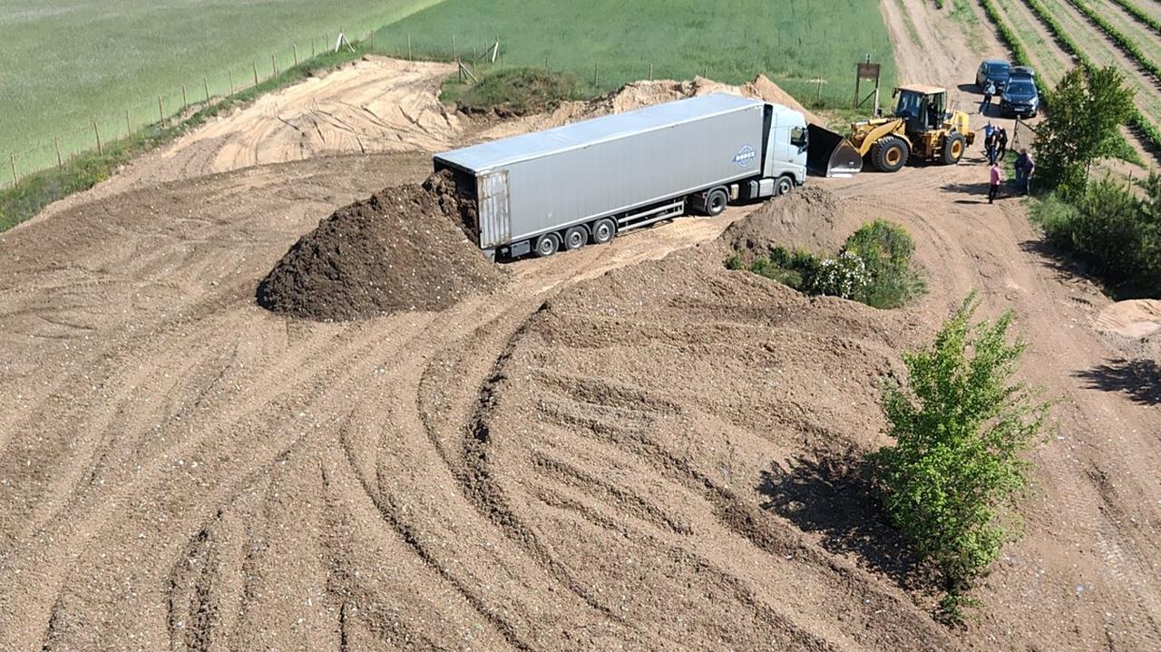 Twierdzili, iż to biomasa, a to były "zwykłe śmieci". Siedmiu osobom grozi 10 lat 