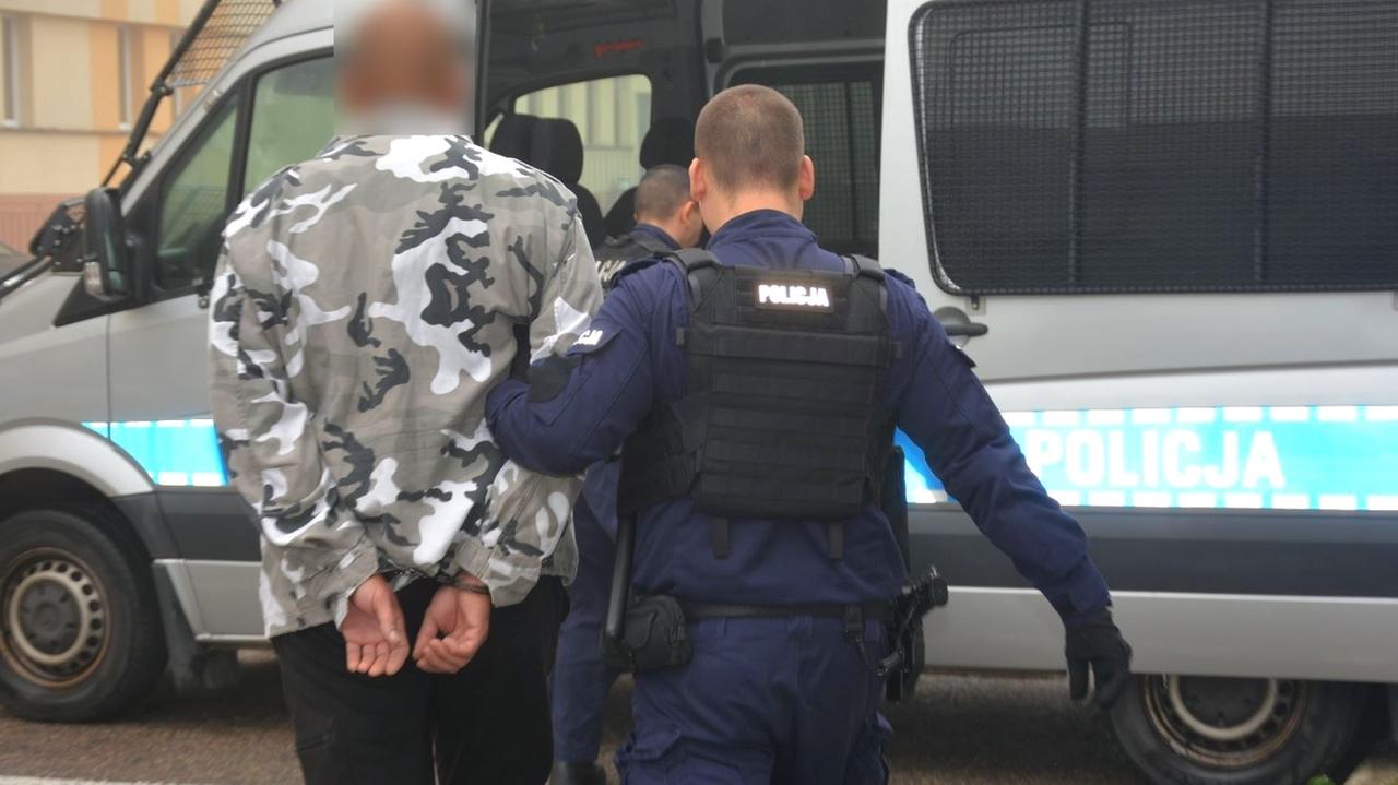 Podali się za policjantów, weszli do domu. Kobietę skrępowali i okradli