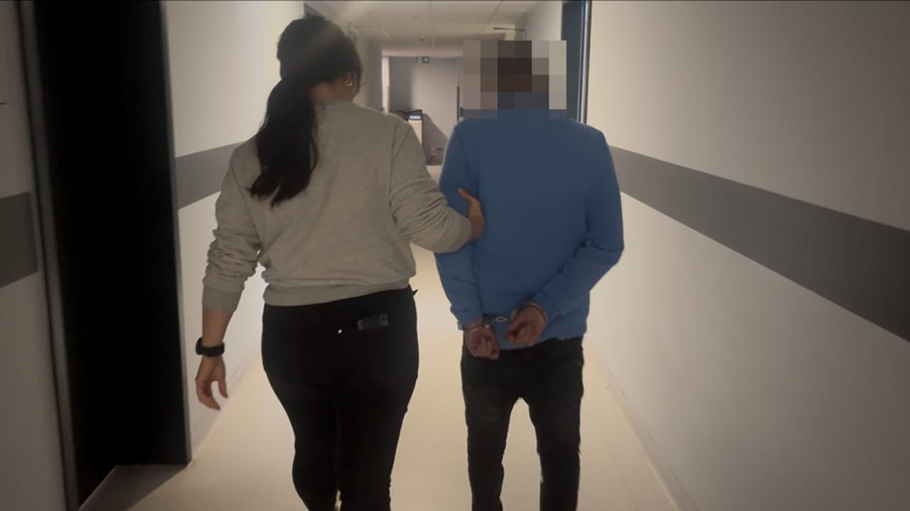 Jeden odbierał gotówkę, drugi werbował "odbieraków". Obaj wpadli