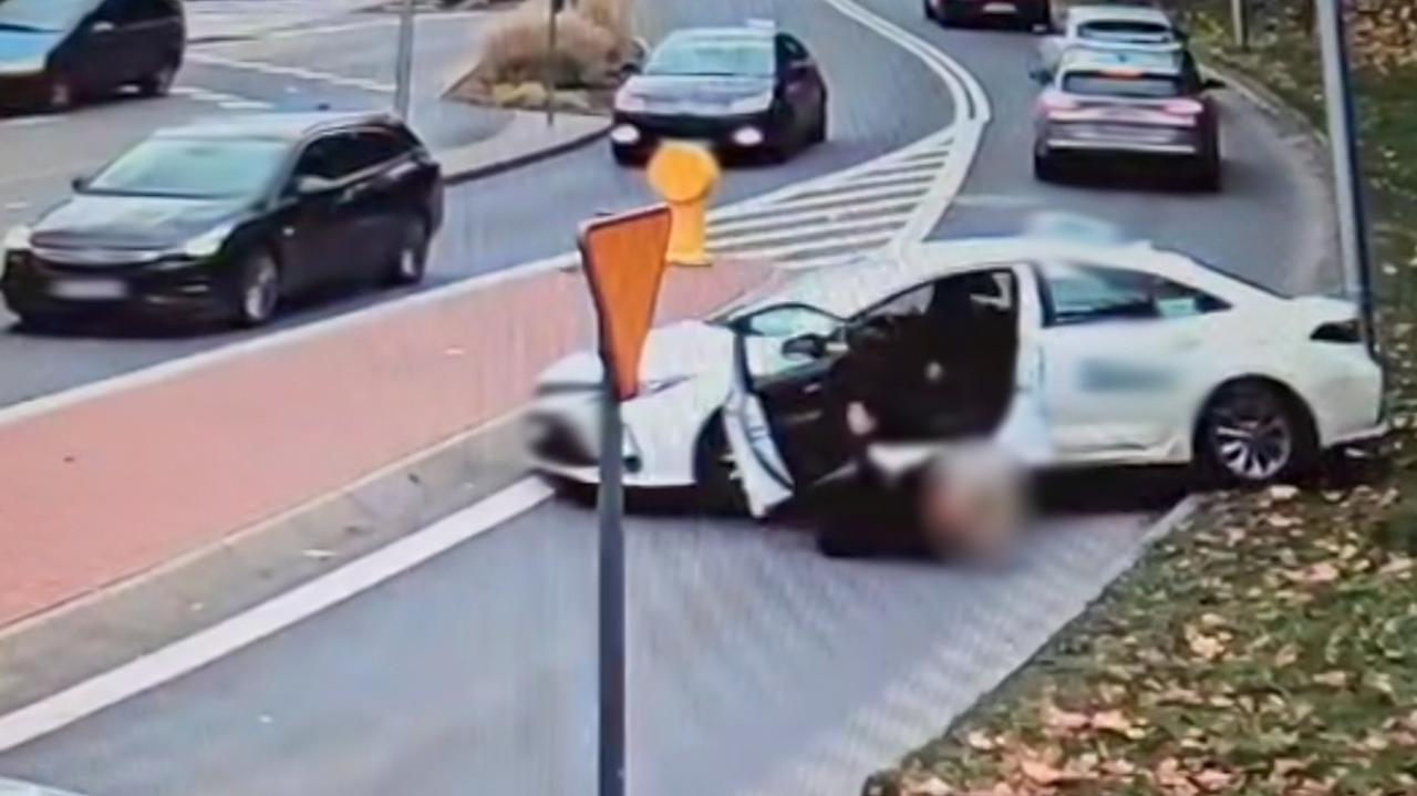 Wysadziła pasażera i opuściła na chwilę taksówkę. Auto nagle samo ruszyło