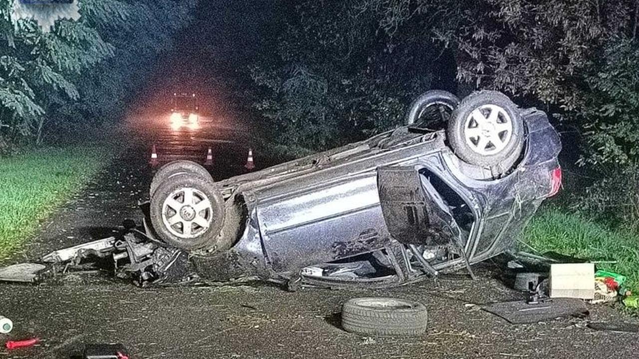 Wypadł z drogi i dachował, kierowca nie żyje