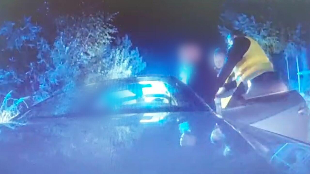 Uciekał, bo ma zakaz prowadzenia. W aucie miał siekierę, maczetę i miotacze gazu