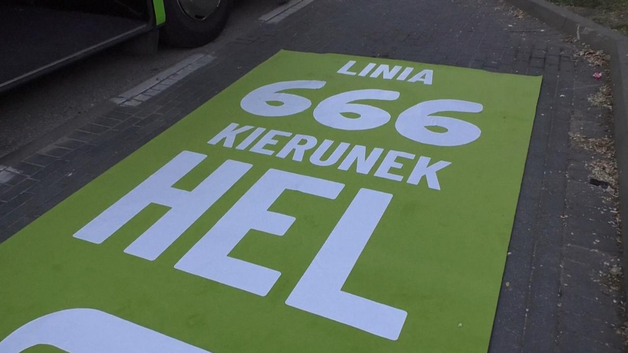 Autobus 666 na Hel przyciąga turystów z całego świata