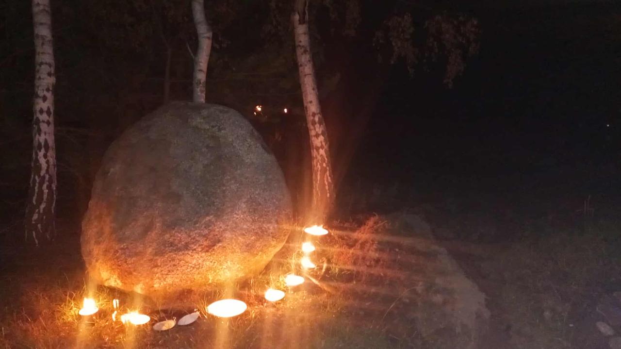 W maskach z pochodniami na rozstaju dróg. "Podczas dziadów obcujemy z duchami"