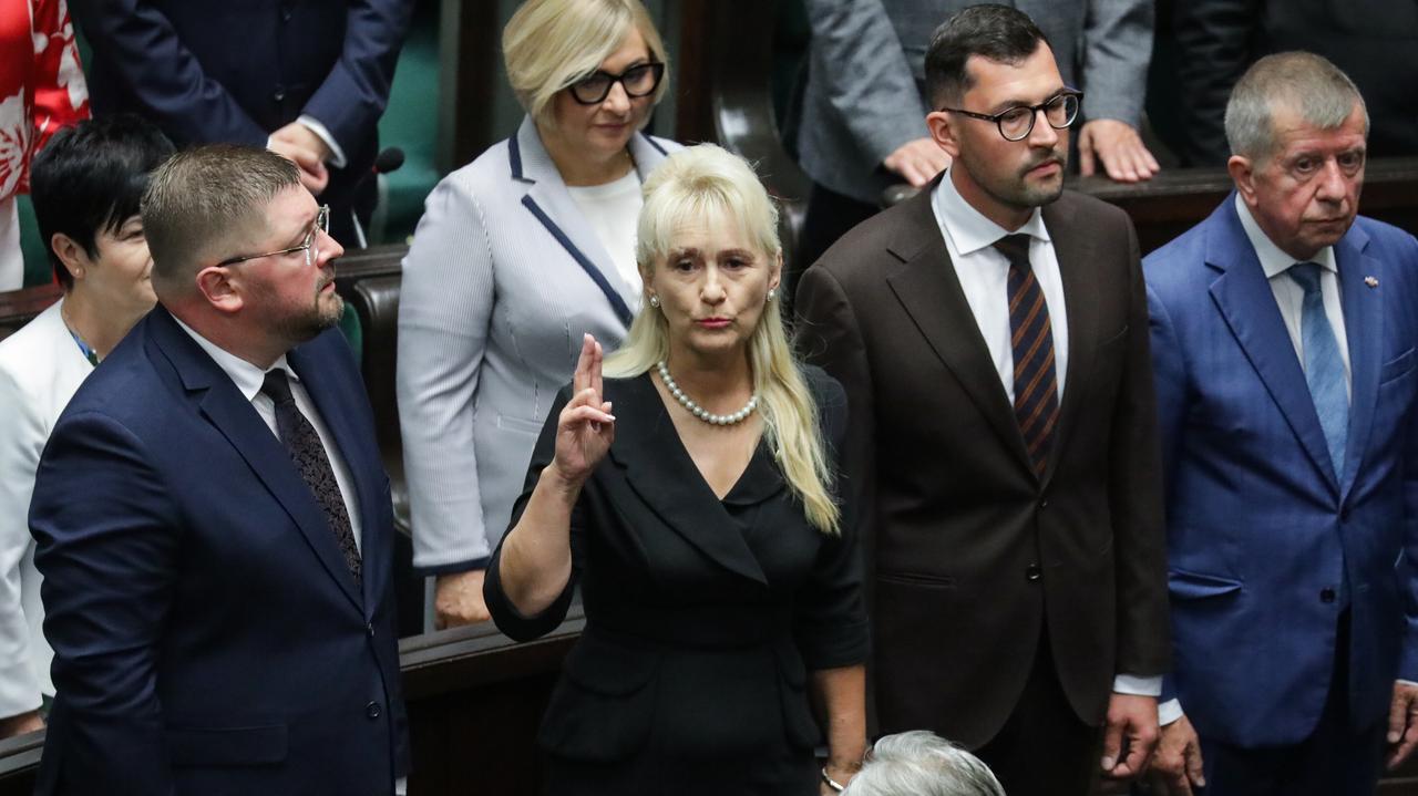PiS ma nowych posłów. Debiutanci, były wiceminister i członek komisji Macierewicza