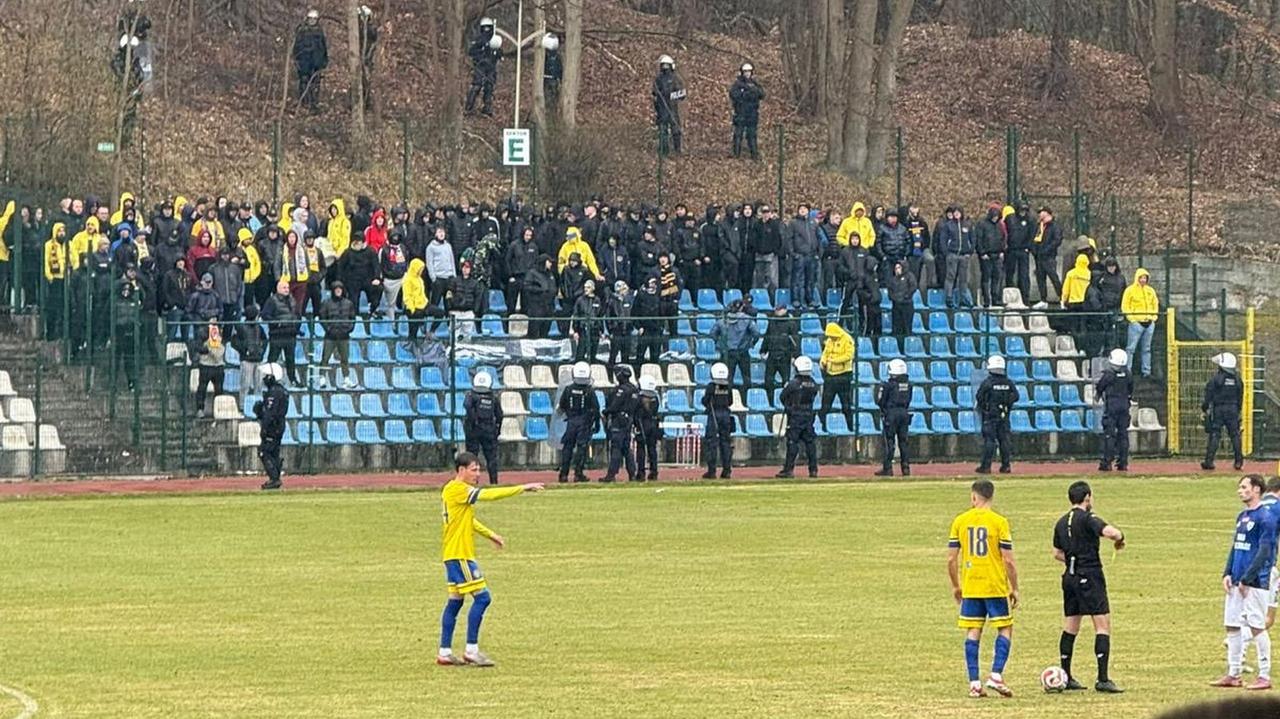 Wtargnęli na boisko, doszło do bójki. Policja użyła armatek wodnych