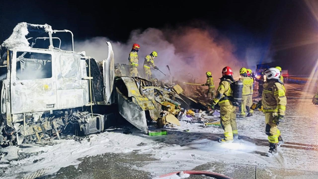 Jeden stanął na pasie awaryjnym, drugi w niego wjechał. Ciężarówka w płomieniach